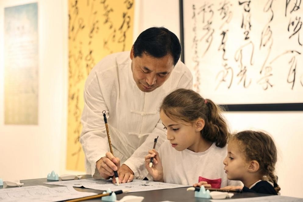 中國書法老師帶領現(xiàn)場觀眾體驗書法。拉巴特中國文化中心供圖