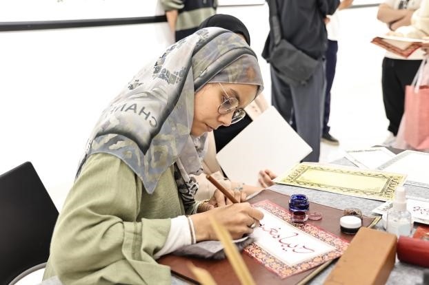 摩洛哥書法老師正在創(chuàng)作。拉巴特中國文化中心供圖