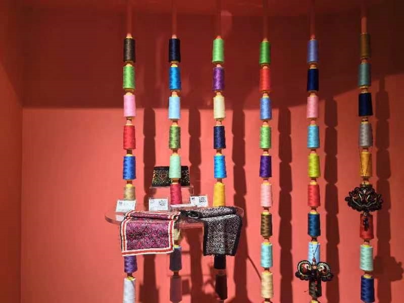 貴州省民族博物館內(nèi)展示的色彩斑斕的苗繡原材料及繡片（2024年4月27日攝）。新華社記者 楊欣 攝