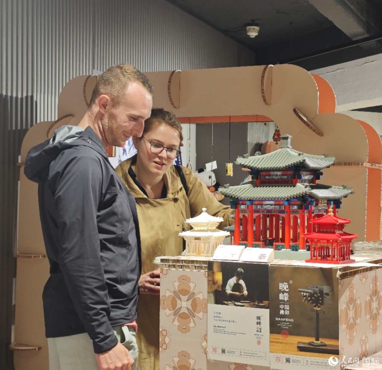 英國觀眾在欣賞中國傳統(tǒng)榫卯結(jié)構(gòu)建筑模型。邢雪攝