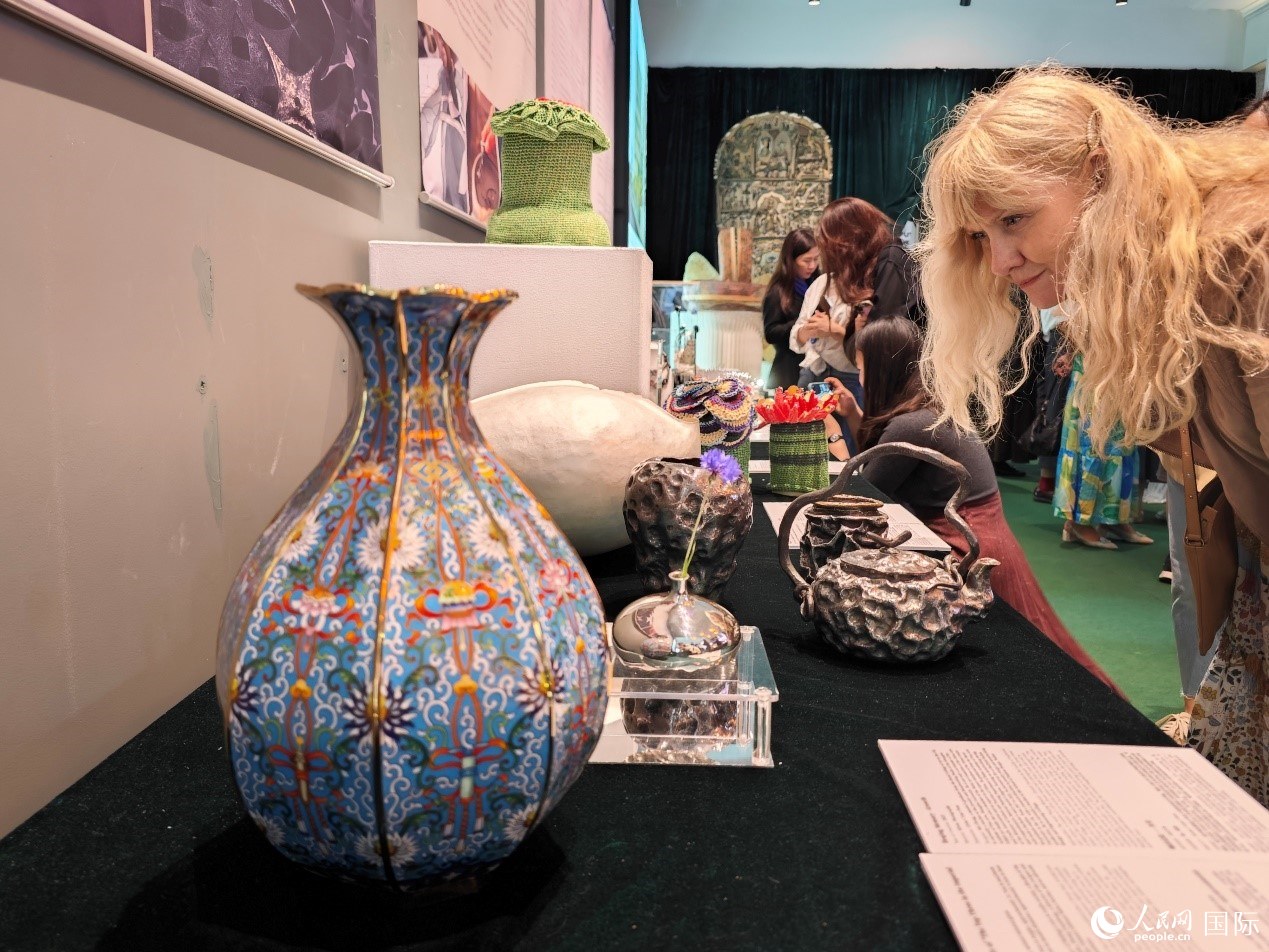 英國觀眾被中國手工藝制品所吸引。邢雪攝