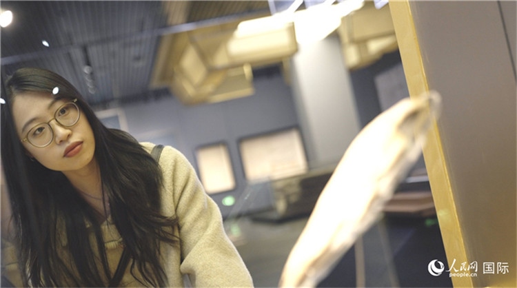 尹怡然在殷墟博物館新館參觀。人民網記者 劉寧攝