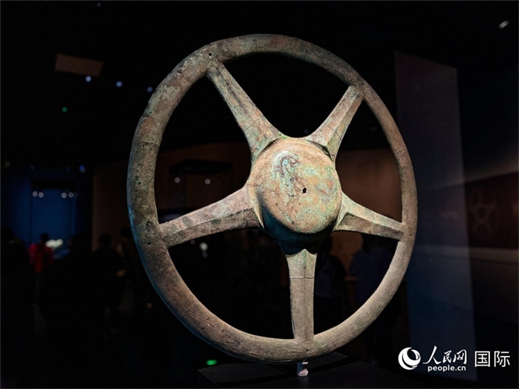 三星堆博物館中展出的太陽輪。人民網(wǎng)記者 羨江楠攝