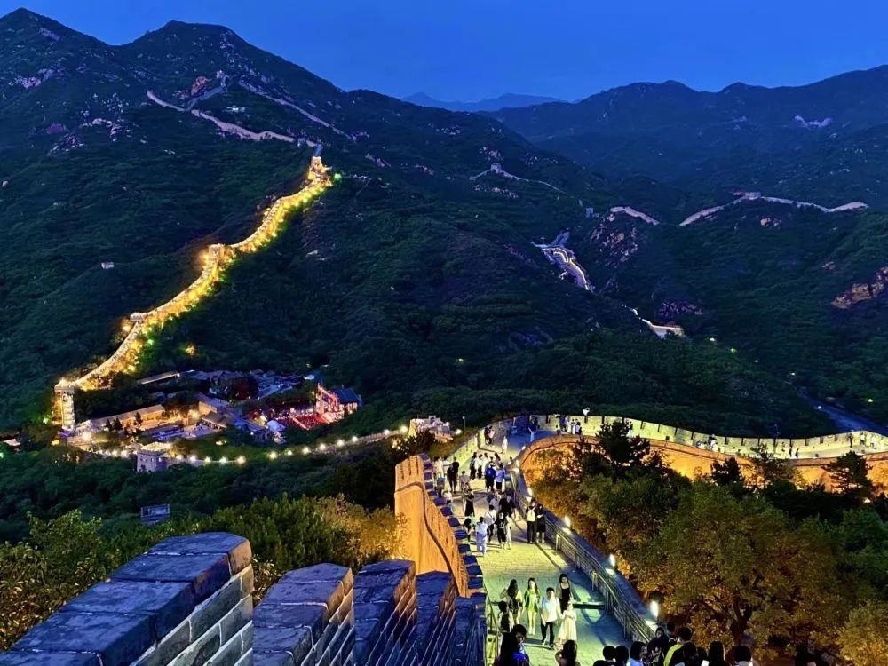 △八達(dá)嶺“夜長(zhǎng)城”