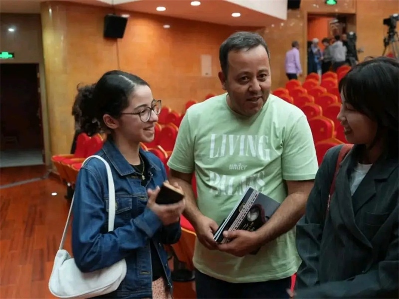 阿爾及利亞市民拉納·艾薩尼和她父親現(xiàn)場聆聽中阿交響樂演出 。蘇州交響樂團(tuán)供圖