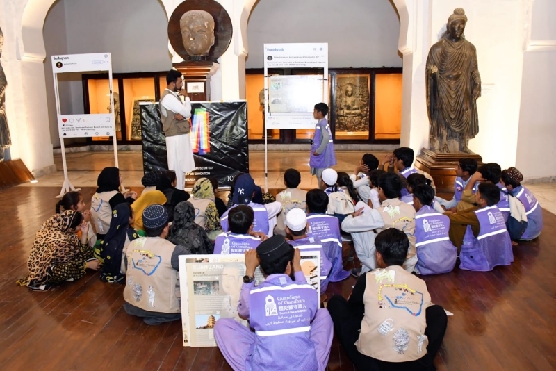 志愿者在博物館給孩子們開(kāi)展互動(dòng)講解?！瓣恿_守護(hù)人”供圖