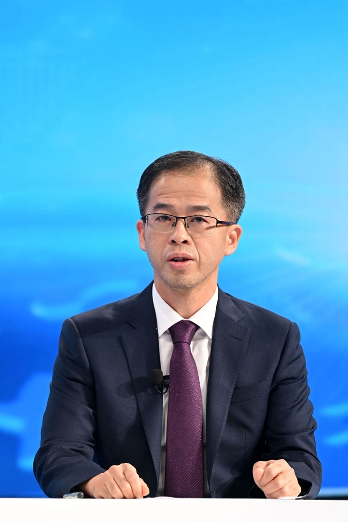 商務(wù)部政研室副主任丁維順在“中國經(jīng)濟(jì)圓桌會”錄制現(xiàn)場交流發(fā)言。新華社記者 金良快 攝