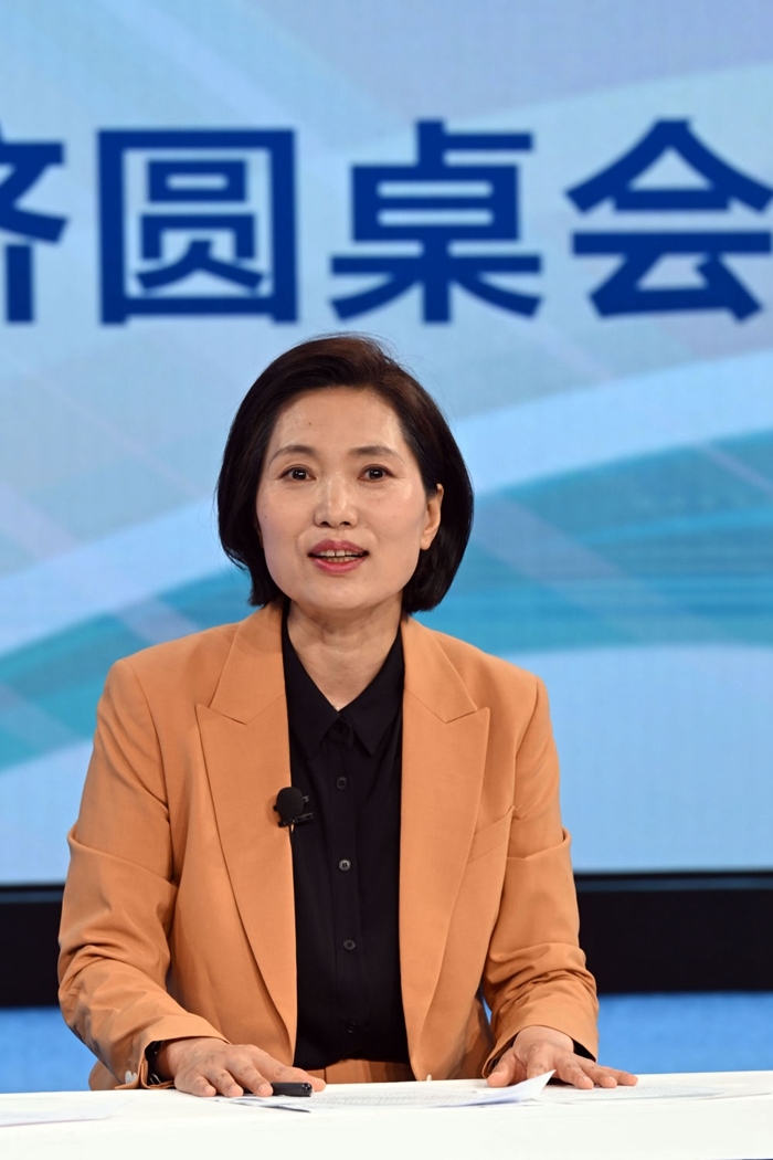 中國宏觀經(jīng)濟(jì)研究院對外經(jīng)濟(jì)研究所研究員曲鳳杰在“中國經(jīng)濟(jì)圓桌會”錄制現(xiàn)場交流發(fā)言。新華社記者 金良快 攝