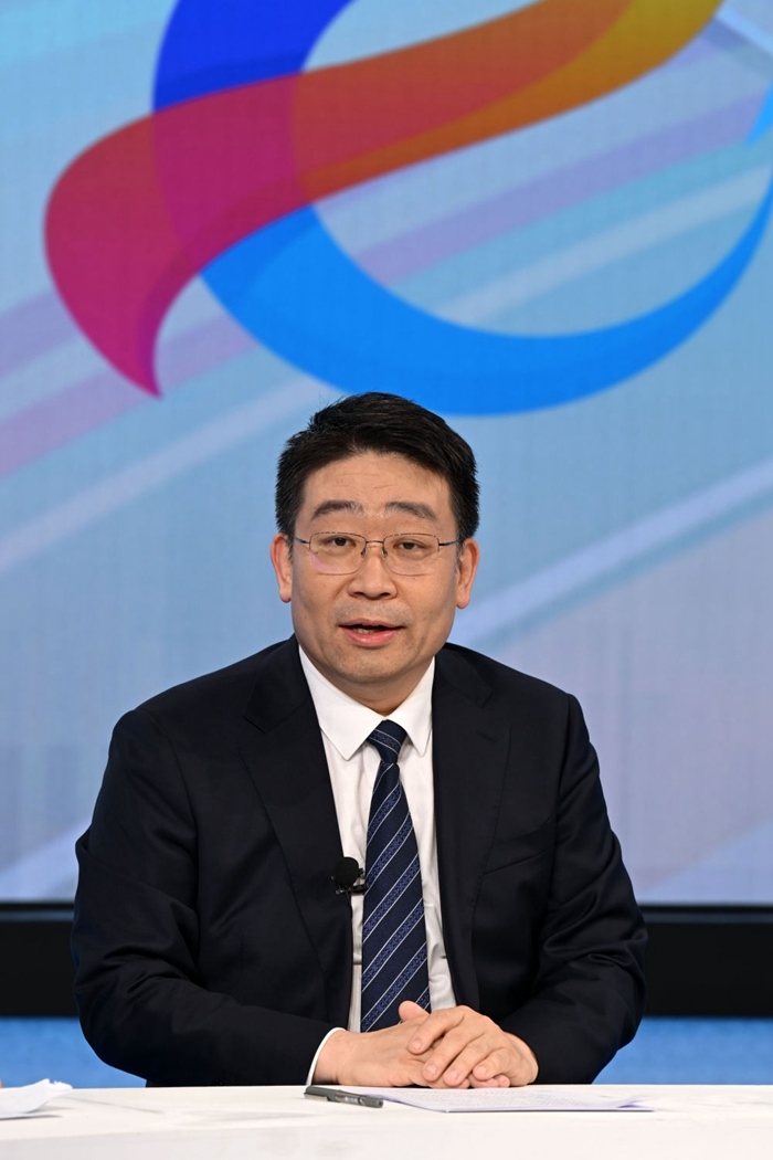 國家發(fā)展改革委產(chǎn)業(yè)司副司長霍福鵬在“中國經(jīng)濟(jì)圓桌會”錄制現(xiàn)場交流發(fā)言。新華社記者 金良快 攝