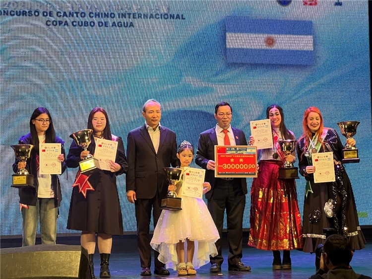 圖為中國駐阿根廷大使王衛(wèi)、阿根廷華文教育基金會會長劉芳勇為五名“金獎”選手頒獎（阿根廷拉普拉塔國立大學(xué)孔子學(xué)院供圖）