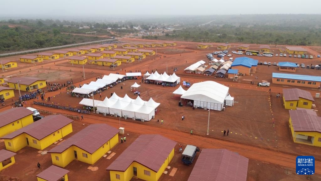這是2023年12月16日在科特迪瓦北部城鎮(zhèn)費爾凱塞杜古以北拍攝的旱港移民新村（無人機照片）。新華社發(fā)（中成股份科特迪瓦分公司供圖）