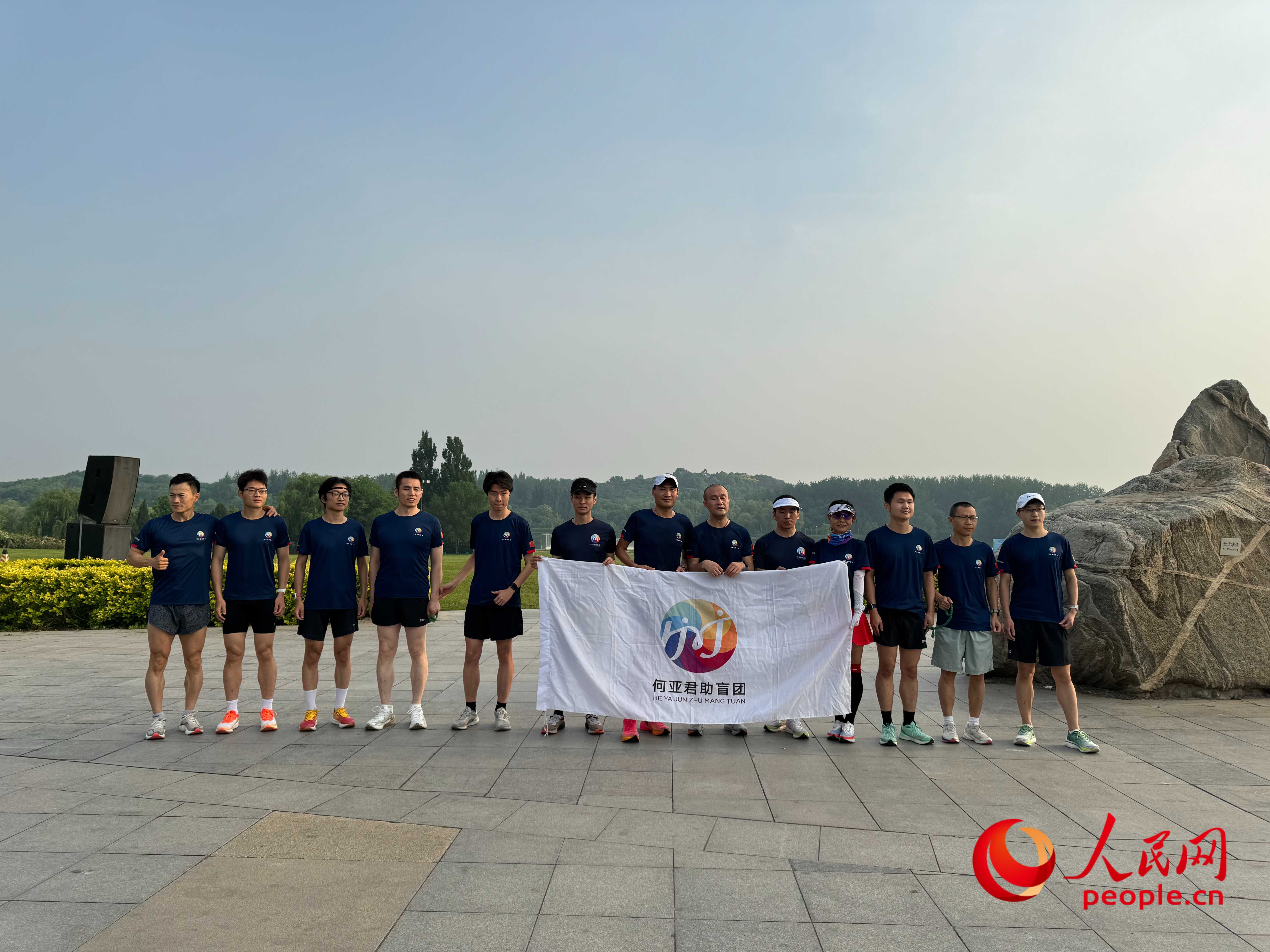 何亞君助盲團的部分成員合影。人民網(wǎng) 周靜圓攝