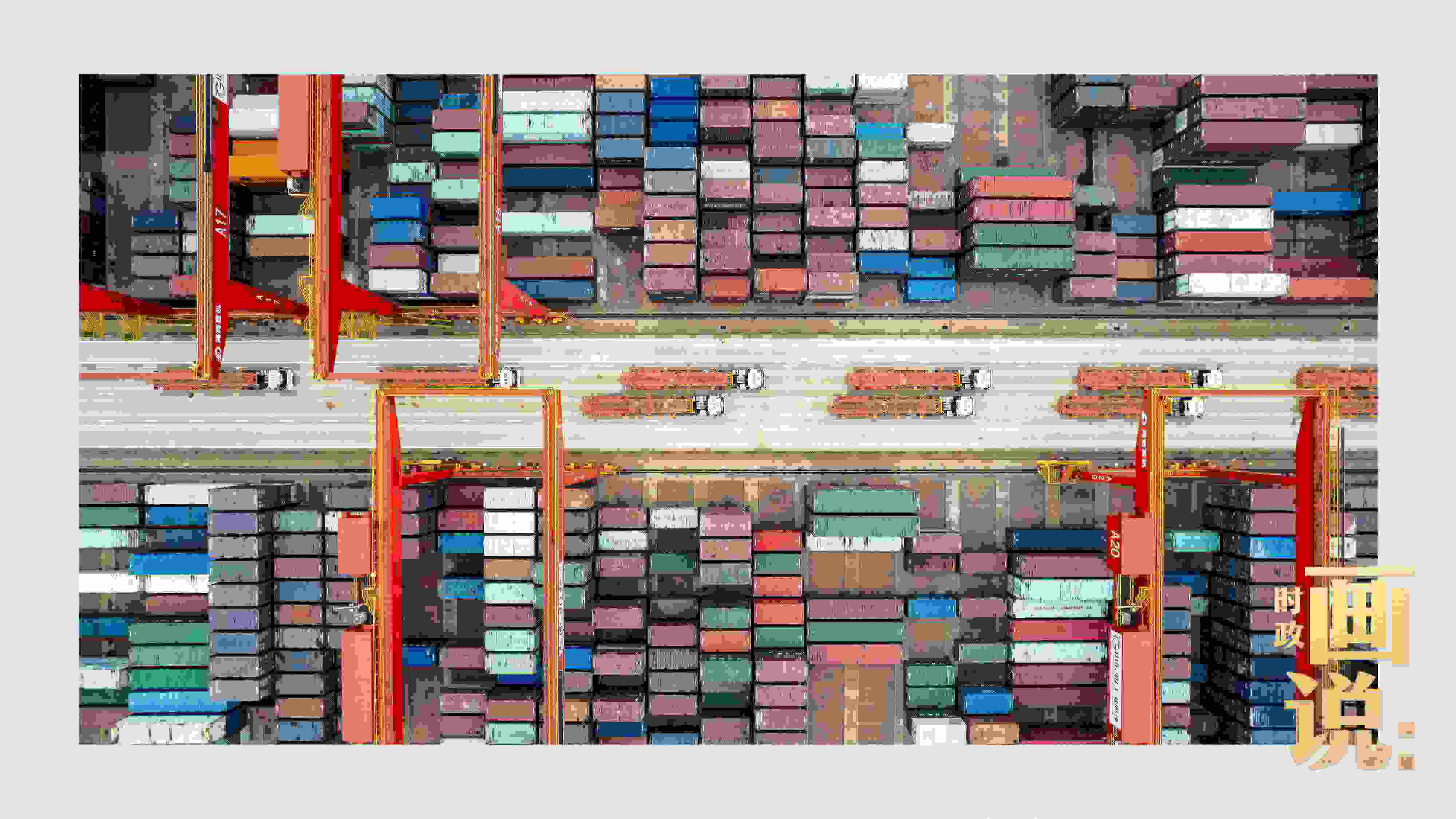 △相比于傳統(tǒng)碼頭，智慧、綠色的全自動化集裝箱碼頭單機(jī)效率可提升50%，綜合成本降低70％，人力成本下降80%，每年可削減碳排放9720噸。