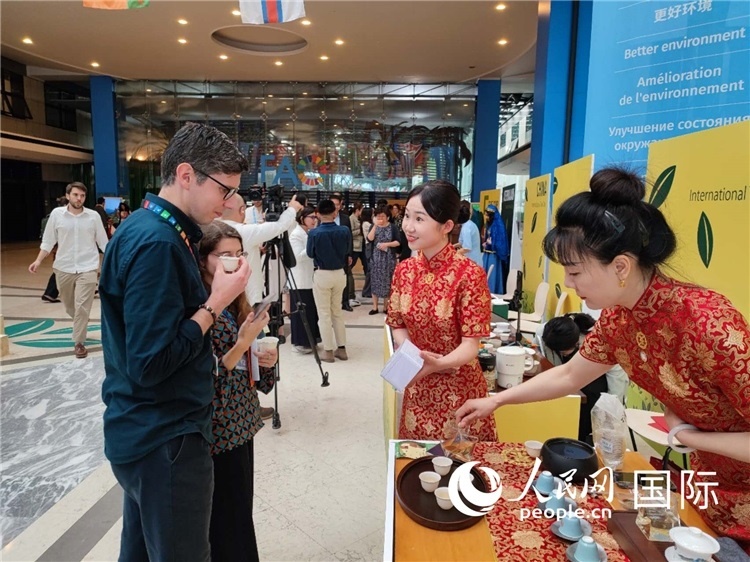 與會(huì)嘉賓在中國展臺(tái)品茶。 人民網(wǎng)記者 謝亞宏攝