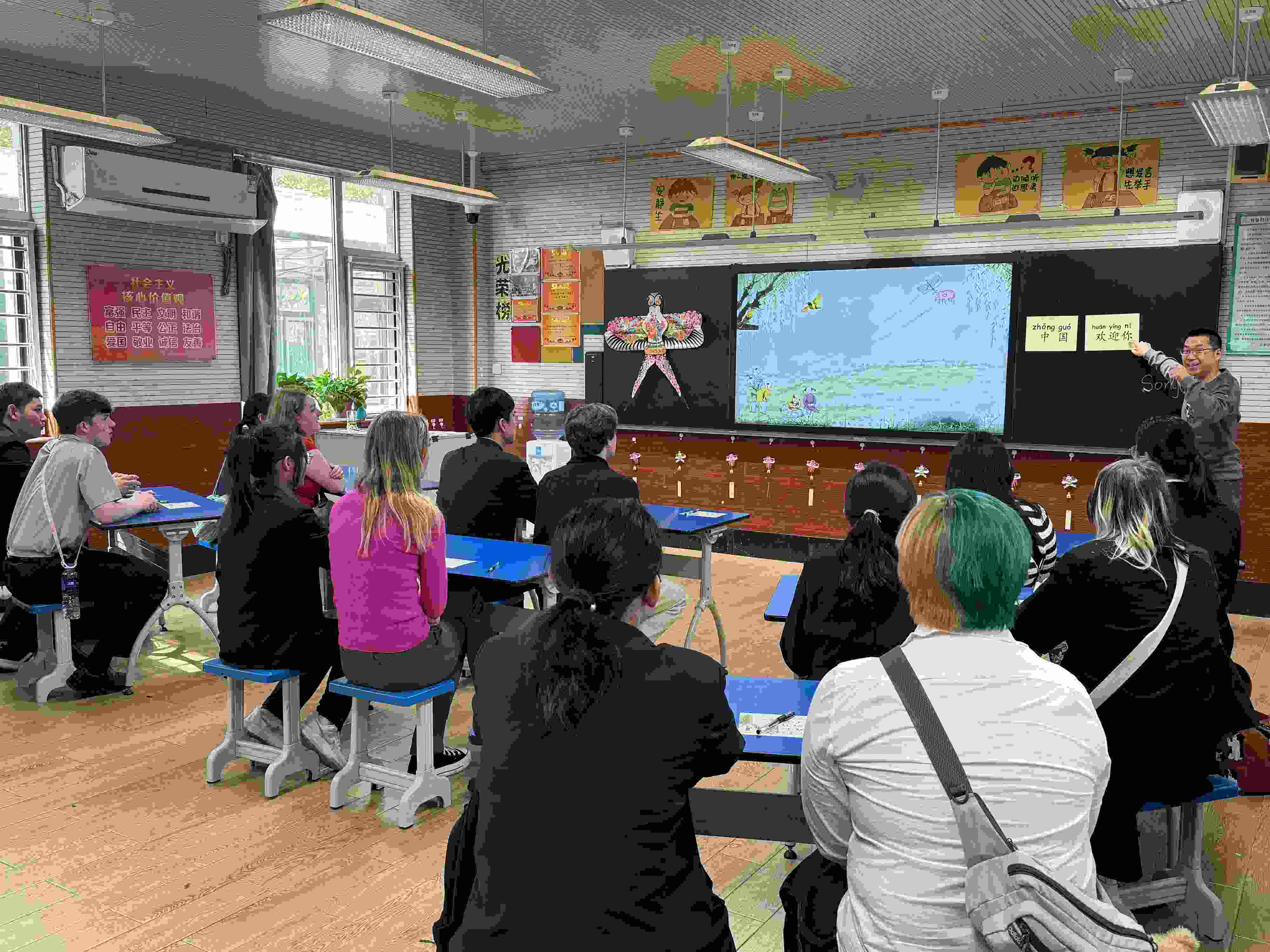 2024年4月20日，美國(guó)艾奧瓦州馬斯卡廷高中“友誼傳承”研學(xué)團(tuán)來(lái)到石家莊外國(guó)語(yǔ)學(xué)校，中美學(xué)生同上一節(jié)中文課。