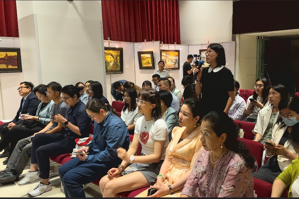 參會(huì)記者現(xiàn)場(chǎng)提問(wèn)。