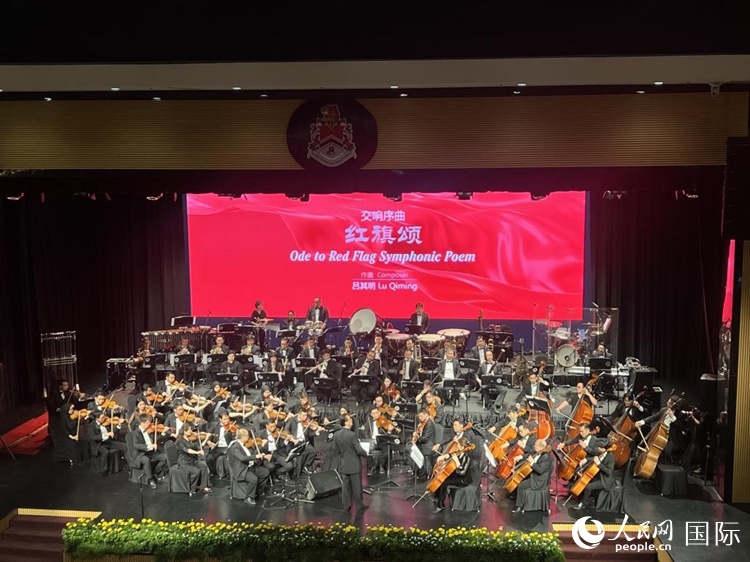 聯(lián)合音樂會現(xiàn)場演奏交響序曲《紅旗頌》。人民網(wǎng)記者 張矜若攝