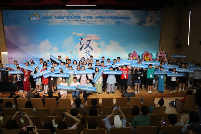 比賽結(jié)束后，參賽選手們合影留念。