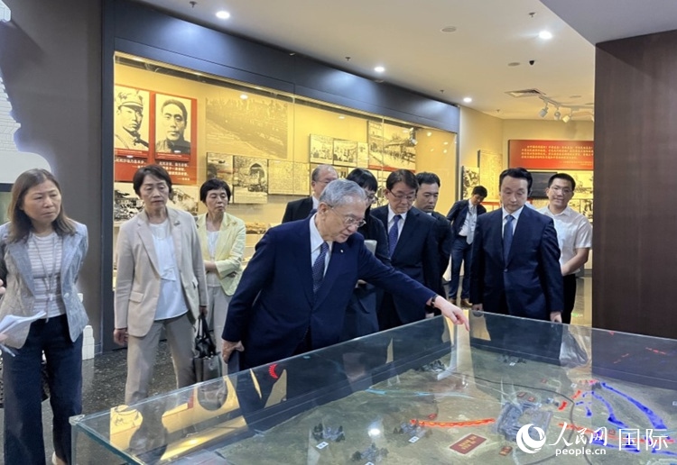 創(chuàng)價(jià)學(xué)會(huì)會(huì)長(zhǎng)原田稔（中）與青年代表團(tuán)成員訪問中國(guó)人民抗日戰(zhàn)爭(zhēng)紀(jì)念館。人民網(wǎng)記者 陳思攝