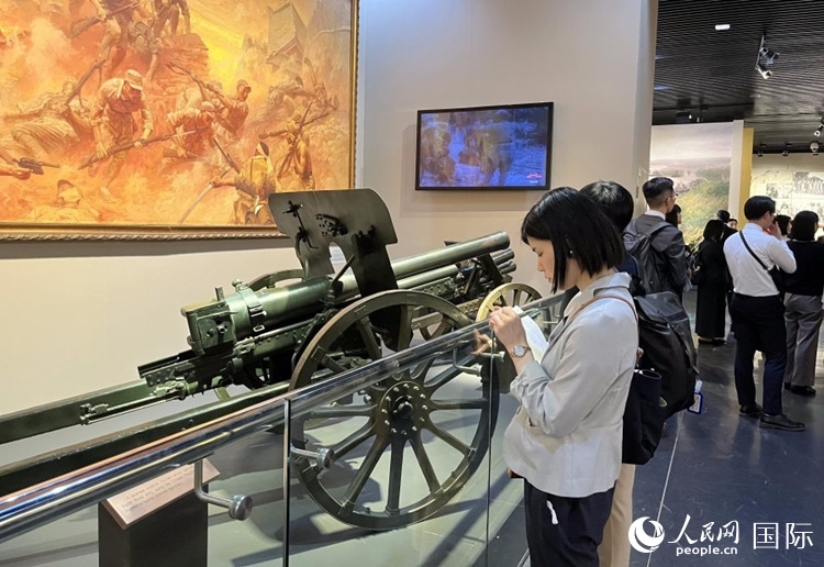 創(chuàng)價(jià)學(xué)會(huì)青年代表團(tuán)成員在中國(guó)人民抗日戰(zhàn)爭(zhēng)紀(jì)念館參觀。人民網(wǎng)記者 陳思攝