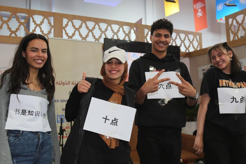 2024年4月24日，突尼斯高中生在首都突尼斯市舉辦的突尼斯國(guó)際書展上表演漢語節(jié)目。新華社發(fā)（阿代爾攝）