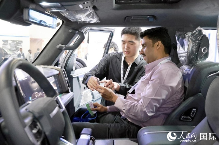 客戶在了解中國產(chǎn)汽車。人民網(wǎng)記者 管克江攝