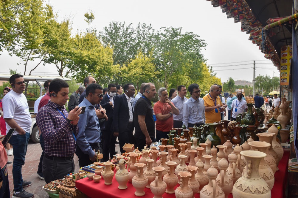 2023年5月31日，阿拉伯國(guó)家聯(lián)盟代表團(tuán)一行在新疆喀什古城參觀訪問(wèn)。新華社記者 高晗 攝