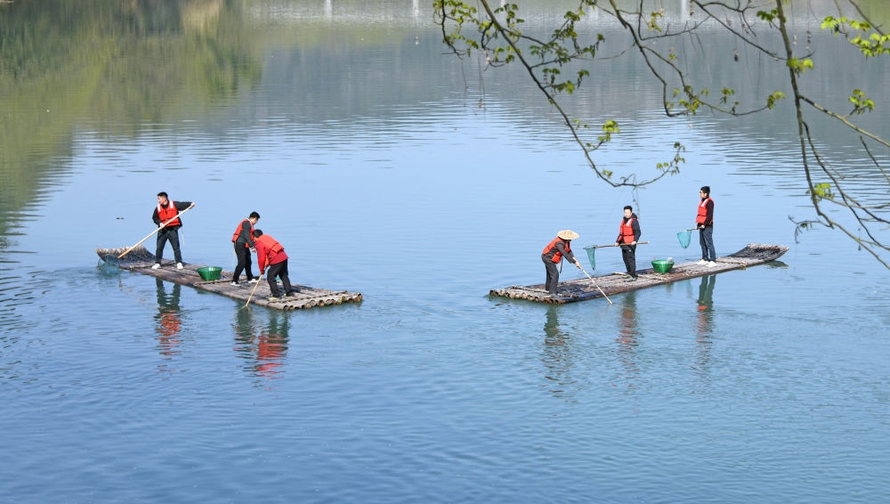 浙江省臺州市仙居縣步路鄉(xiāng)黨員志愿者與河長一起在永安溪巡河護水，清理雜物垃圾（2024年3月20日攝）。新華社發(fā)（王華斌攝）