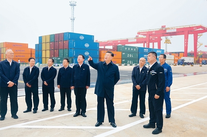 2024年5月22日至24日，中共中央總書記、國家主席、中央軍委主席習近平在山東考察。這是22日下午，習近平在日照港察看全自動化集裝箱碼頭作業(yè)場景。 新華社記者 鞠鵬/攝