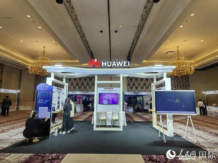 峰會(huì)現(xiàn)場，由泰國政府、中泰高校和客戶伙伴搭建的人才雙選會(huì)和伙伴展臺(tái)開放。人民網(wǎng)記者 楊一攝