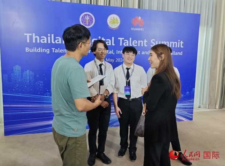 泰國(guó)國(guó)立法政大學(xué)學(xué)生接受本網(wǎng)采訪。李映民攝