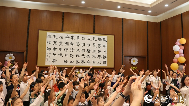 小朋友們合唱《明天會更好》。人民網 許可攝