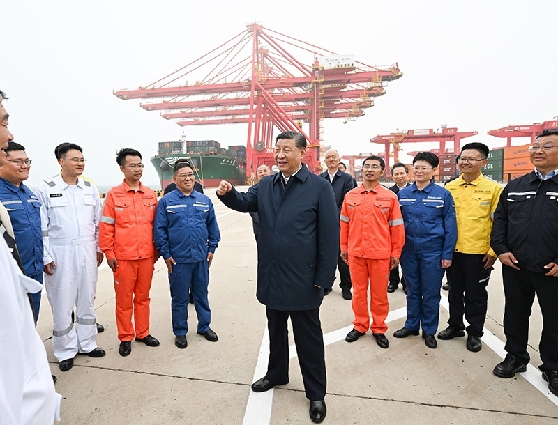 △2024年5月22日，習(xí)近平總書記在山東省日照港親切慰問港口科技工作者、運營人員、航運人員。