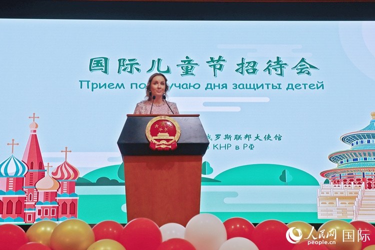 俄聯(lián)邦總統(tǒng)兒童權(quán)利全權(quán)代表瑪麗亞·利沃娃-別洛娃致辭。人民網(wǎng)記者 隋鑫攝