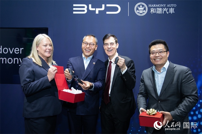 兩位英國消費(fèi)者獲得新車鑰匙。人民網(wǎng)記者 許立群攝影