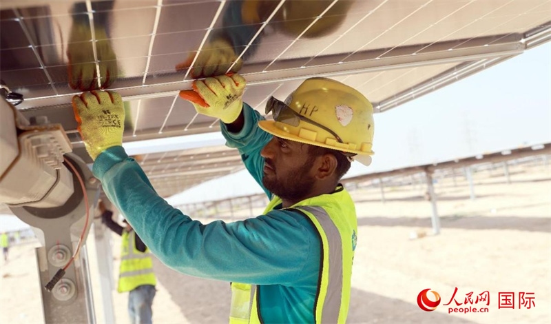 工人正在安裝光伏面板。人民網(wǎng)記者 管克江攝