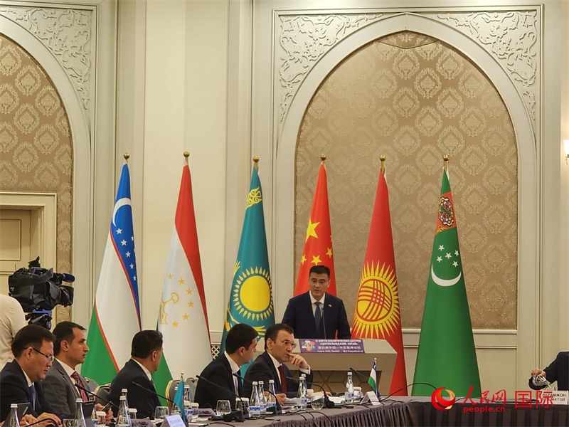 中國駐烏茲別克斯坦大使于駿致辭。人民網(wǎng)記者 李強攝