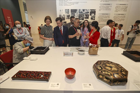 2023年5月28日，北京，推光漆器匠人為駐華使節(jié)展示技藝。