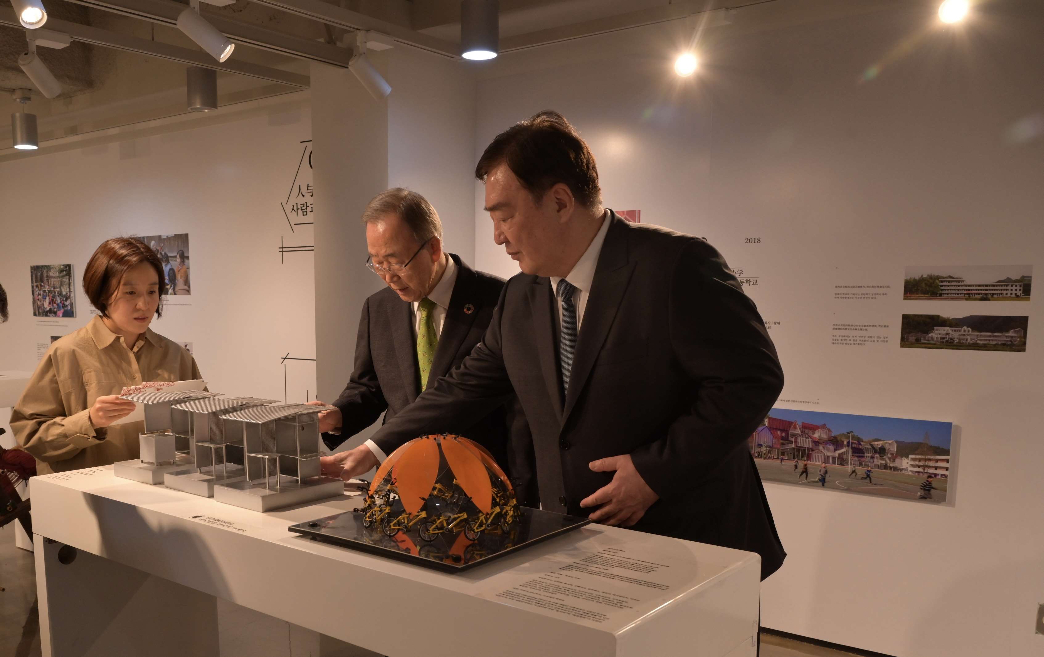 邢海明（右一）與潘基文共同參觀《自然生活傳承——美麗中國特展》。首爾中國文化中心供圖