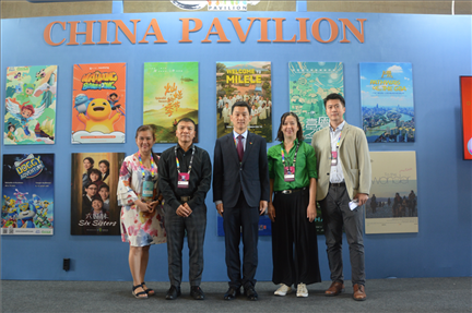 相關(guān)公司代表與中國(guó)駐里約熱內(nèi)盧總領(lǐng)館商務(wù)參贊敬艷輝在中國(guó)聯(lián)合展臺(tái)前合影。中廣國(guó)際公司供圖