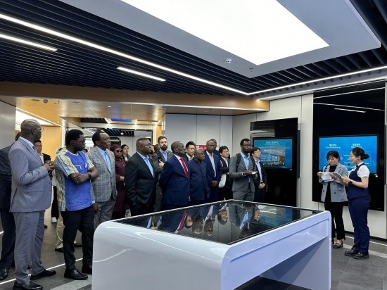 使節(jié)團考察云上貴州大數(shù)據(jù)集團展示中心。新華社記者 袁睿 攝