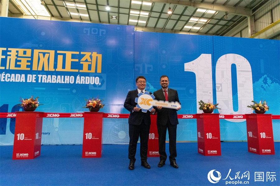 儀式上，徐工巴西制造總經(jīng)理李寒光將第23456臺(tái)產(chǎn)品鑰匙交付給客戶(hù)巴西Simak公司首席執(zhí)行官安德森·阿布魯手中。 人民日?qǐng)?bào)社拉美中心分社 威廉·科埃略·維亞納攝