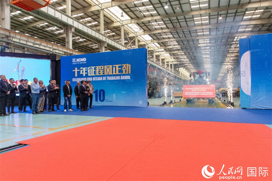 儀式上，米納斯吉拉斯州、波蘇阿雷格里市政府官員，徐工巴西制造的供應(yīng)商、經(jīng)銷(xiāo)商、客戶(hù)伙伴、員工代表和在巴中資機(jī)構(gòu)代表等，一起祝賀徐工巴西制造第23456臺(tái)產(chǎn)品下線并交付客戶(hù)。 人民日?qǐng)?bào)社拉美中心分社 威廉·科埃略·維亞納攝