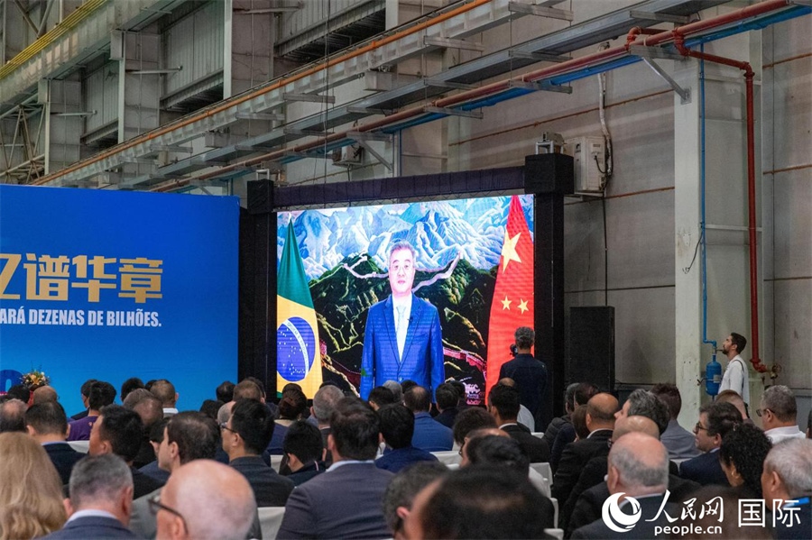 中國(guó)駐巴西大使祝青橋在視頻致辭中表示，徐工在巴西的發(fā)展，是眾多中國(guó)企業(yè)在習(xí)近平主席提出的共建“一帶一路”倡議推動(dòng)下，將中國(guó)的技術(shù)和產(chǎn)業(yè)發(fā)展成果帶往世界，促進(jìn)各國(guó)發(fā)展的縮影。 人民日?qǐng)?bào)社拉美中心分社 威廉·科埃略·維亞納攝