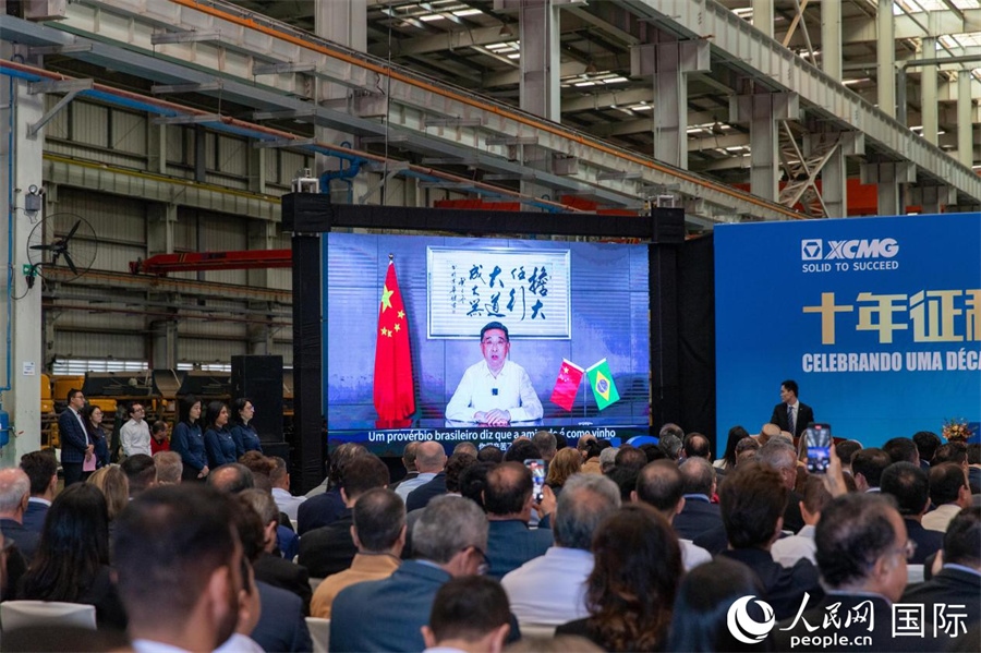 徐工集團(tuán)、徐工機(jī)械董事長(zhǎng)楊東升在視頻致辭中表示，徐工作為中國(guó)工程機(jī)械的排頭兵，堅(jiān)定不移實(shí)施國(guó)際化主戰(zhàn)略，投資運(yùn)營(yíng)的徐工巴西制造基地成為見(jiàn)證中巴友誼的標(biāo)桿示范。 人民日?qǐng)?bào)社拉美中心分社 威廉·科埃略·維亞納攝