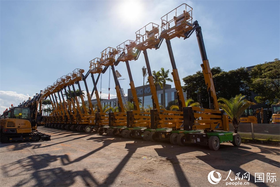 在徐工巴西制造生產(chǎn)基地，一批完成生產(chǎn)的設(shè)備正準(zhǔn)備交付客戶(hù)。 人民日?qǐng)?bào)社拉美中心分社 威廉·科埃略·維亞納攝