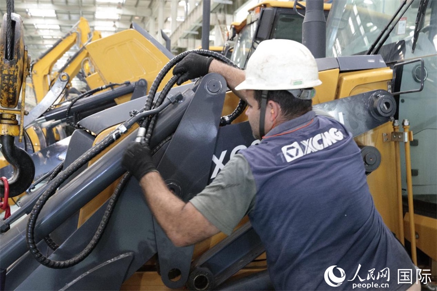 一名徐工巴西制造基地的當(dāng)?shù)貑T工正在進(jìn)行設(shè)備安裝和調(diào)試。 人民日?qǐng)?bào)社拉美中心分社 威廉·科埃略·維亞納攝
