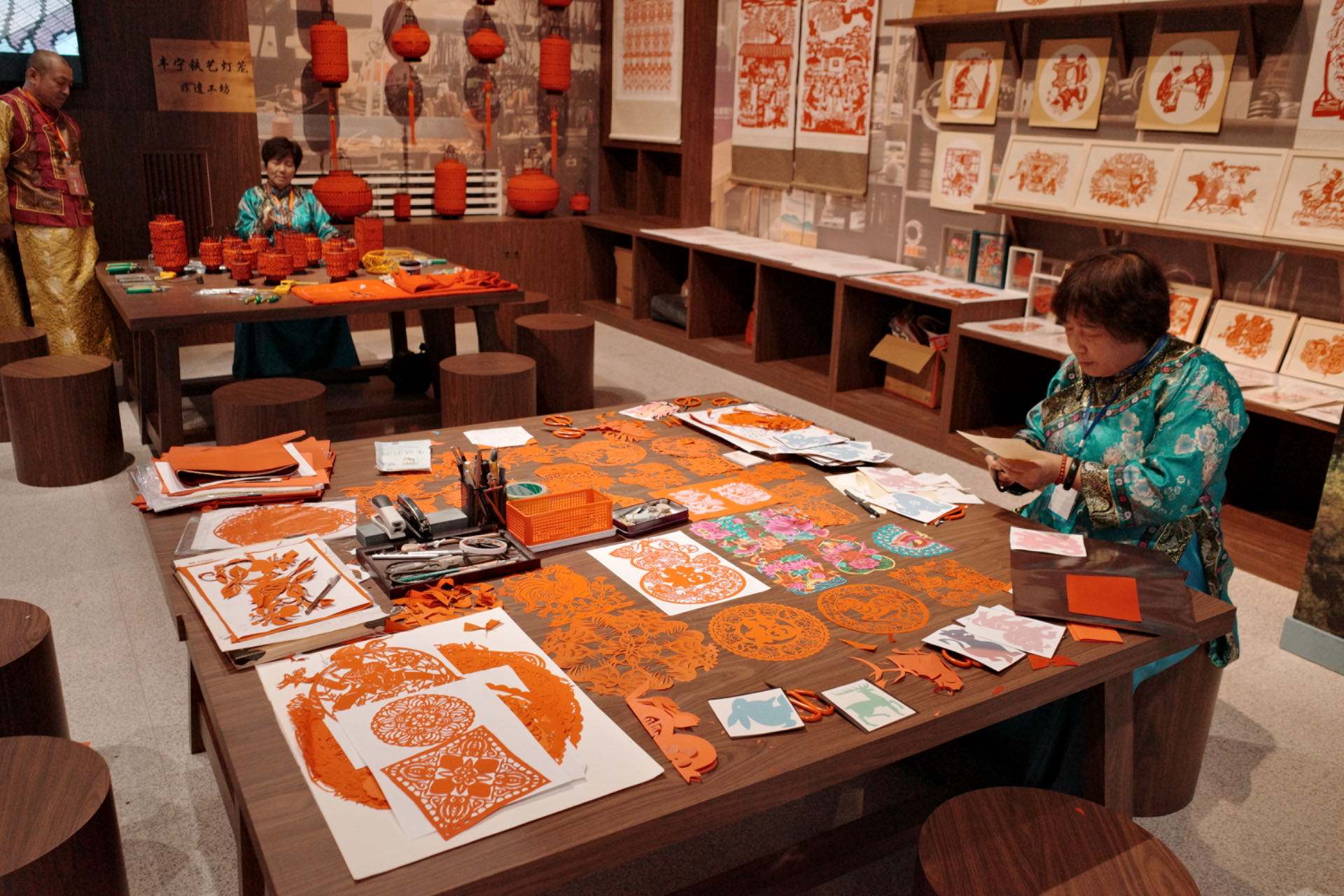 “氣象萬(wàn)千——中國(guó)非遺保護(hù)實(shí)踐主題展”上，非遺傳承人現(xiàn)場(chǎng)展示。人民網(wǎng)記者 劉微攝