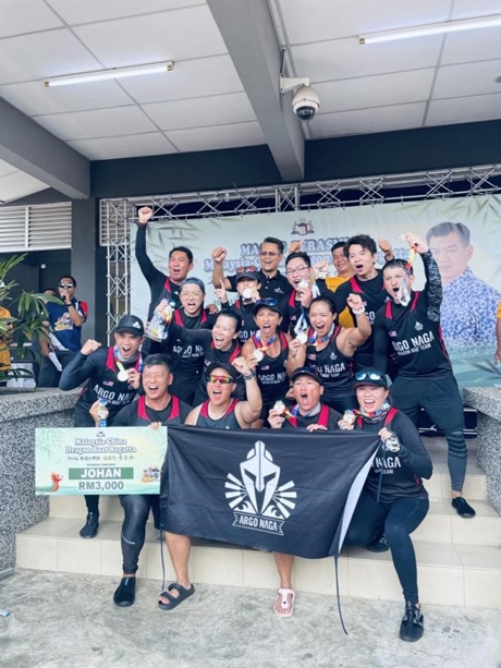 全體隊員歡慶取得混合組冠軍。組委會供圖