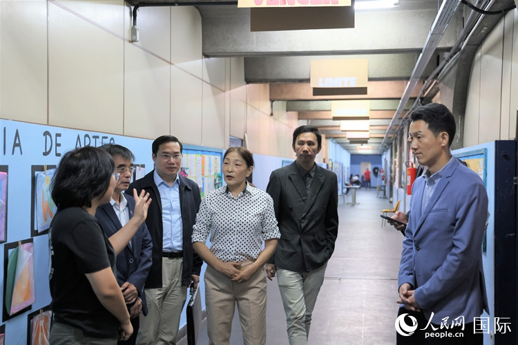 中國駐里約總領館商務參贊敬艷輝（右一）等嘉賓在里約孔院中方院長孫艷萍（左一）帶領下，參觀薩繆爾·韋納公立學校的中文教室，了解該校中文教學軟硬件設施。人民網(wǎng)記者 時元皓攝